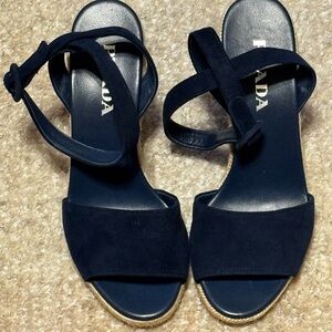NEW PRADA Raffia 95mm Peep-Toe Slingback Wedge in Navy Blue